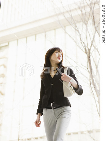 若い女性 26605350