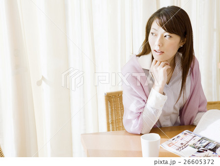 若い女性 若い女性 26605372