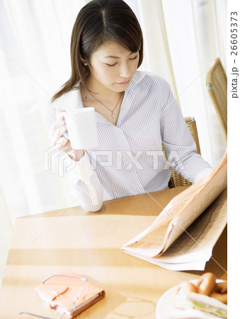 若い女性 若い女性 26605373