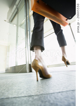 女性の足元 26605550