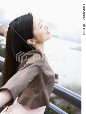 若い女性 26605603