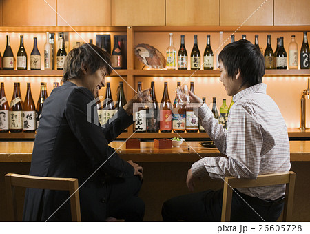 居酒屋で酒を飲む男性たち 26605728