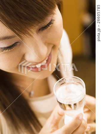 日本酒を飲む女性 日本酒を飲む女性 26605785