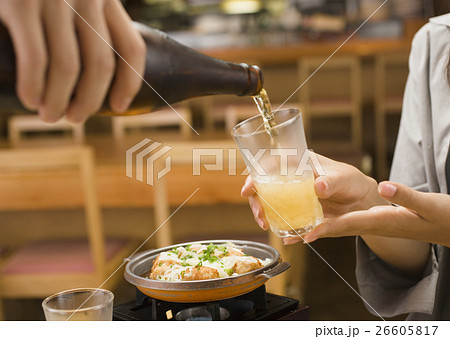 ビールを注ぐ手 26605817