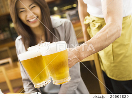 居酒屋の女性 26605829