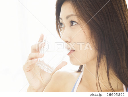 水を飲む女性 26605892
