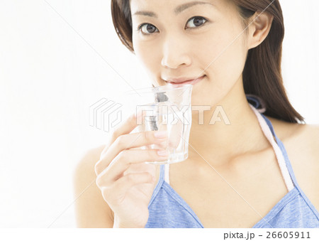 水を飲む女性 水を飲む女性 26605911