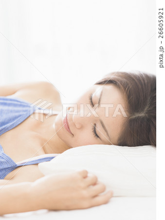 眠る女性 眠る女性 26605921