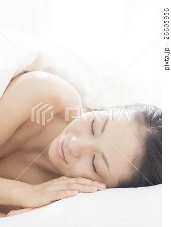 眠る女性 26605956