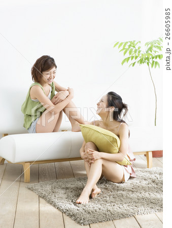 二人の若い女性 26605985