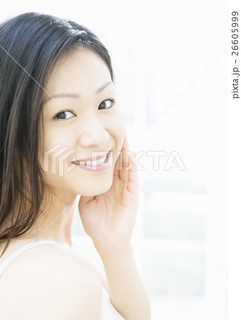 若い女性 若い女性 26605999