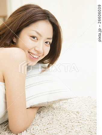 くつろぐ女性 くつろぐ女性 26606039