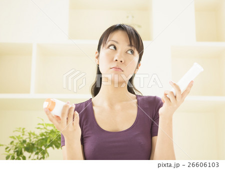 若い女性 26606103