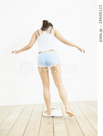 体重計に乗る女性 26606122