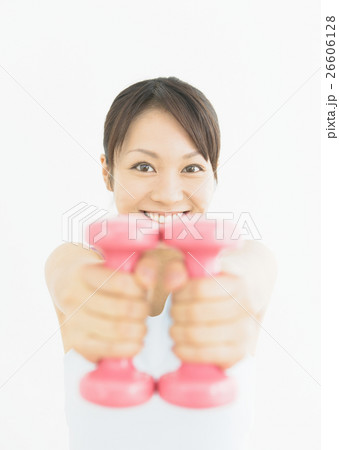 ダンベル体操をする女性 26606128
