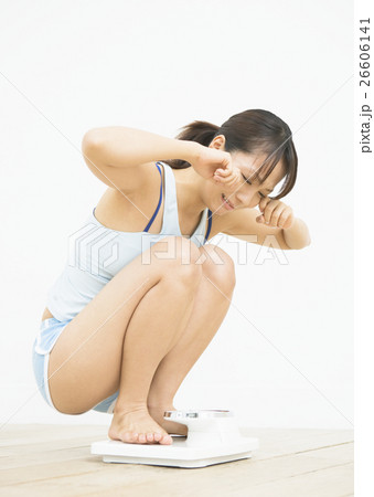 体重計に乗る女性 体重計に乗る女性 26606141