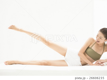 ストレッチをする女性 26606235
