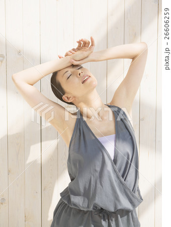 ストレッチをする女性 ストレッチをする女性 26606259