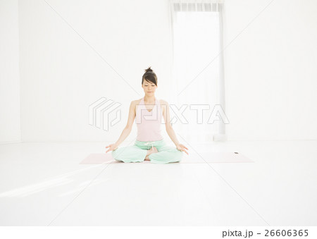 ヨガをする女性 ヨガをする女性 26606365