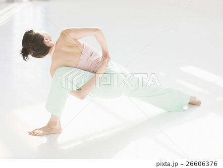 ヨガをする女性 ヨガをする女性 26606376