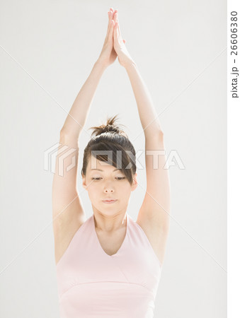 ヨガをする女性 ヨガをする女性 26606380