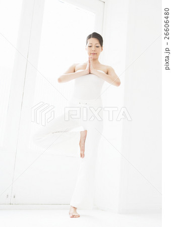 ヨガをする女性 26606480