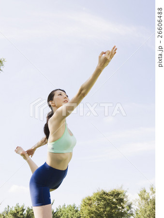 ヨガをする女性 26606488