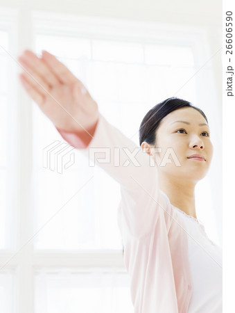 ヨガをする女性 26606590