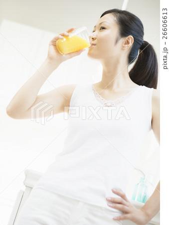 若い女性 若い女性 26606613