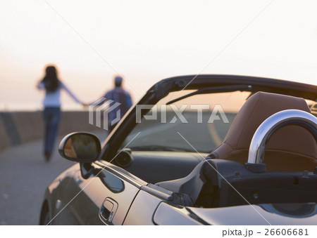 オープンカーと散歩するカップル 26606681