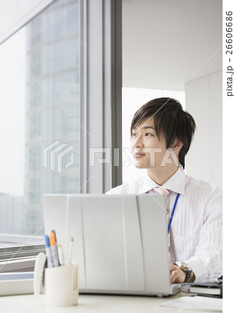 デスクワークをするビジネスマン 26606686
