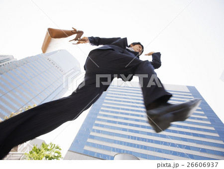 ジャンプするビジネスマン 26606937
