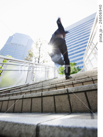 走るビジネスマン 26606940