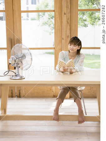 本を読む女性 本を読む女性 26607282
