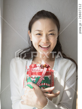 クリスマスプレゼントを持つ女性 クリスマスプレゼントを持つ女性 26607312