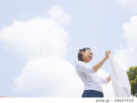 洗濯物を干す女性 26607410