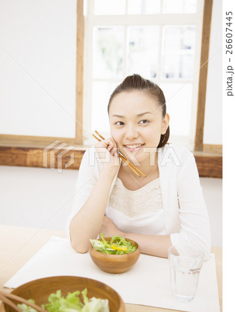 サラダを食べる女性 サラダを食べる女性 26607445