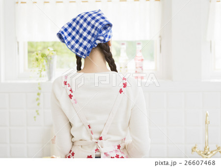 お菓子を作る女性の後ろ姿 お菓子を作る女性の後ろ姿 26607468