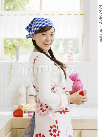 プレゼントを持つ女性 26607474