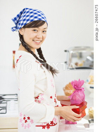 プレゼントを持つ女性 26607475