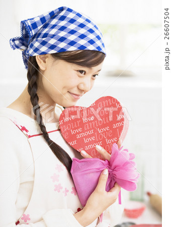 プレゼントを持つ女性 26607504