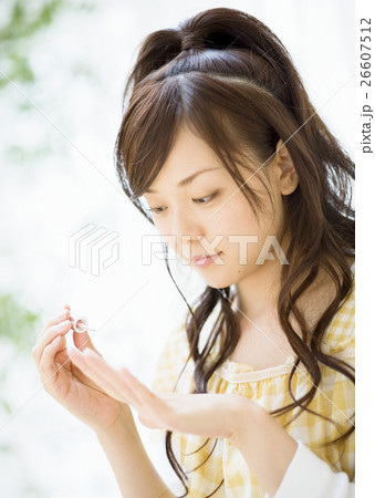 マニキュアを塗る女性 マニキュアを塗る女性 26607512