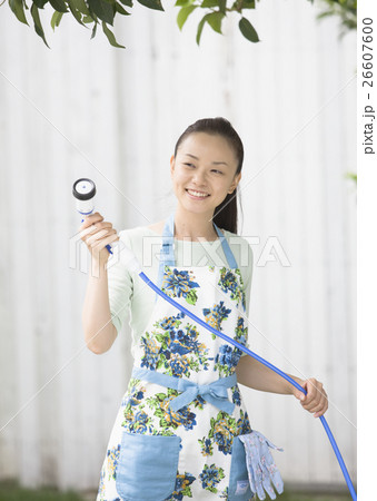 水まきをする女性 水まきをする女性 26607600