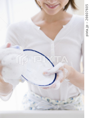 皿を洗う女性 26607605