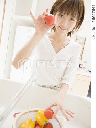 料理をする女性 26607641