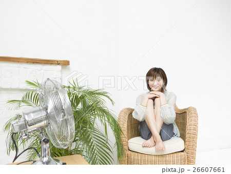 椅子に座る女性 26607661