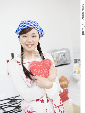 プレゼントを持つ女性 26607685