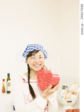 プレゼントを持つ女性 26607686