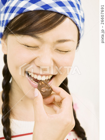 チョコレートを食べる女性 チョコレートを食べる女性 26607691