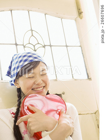 プレゼントを持つ女性 プレゼントを持つ女性 26607696